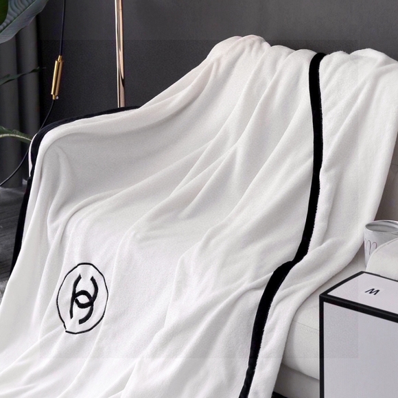 CHANEL multifunctional blanket scarf - Picture 9 of 9